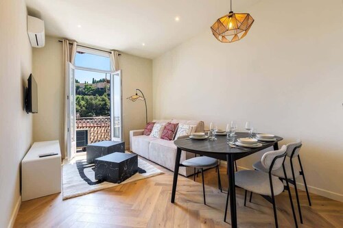 Elegant one-bedroom apartment with sea view at the gateway to Monaco