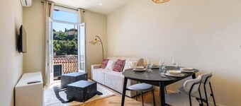 Elegant one-bedroom apartment with sea view at the gateway to Monaco