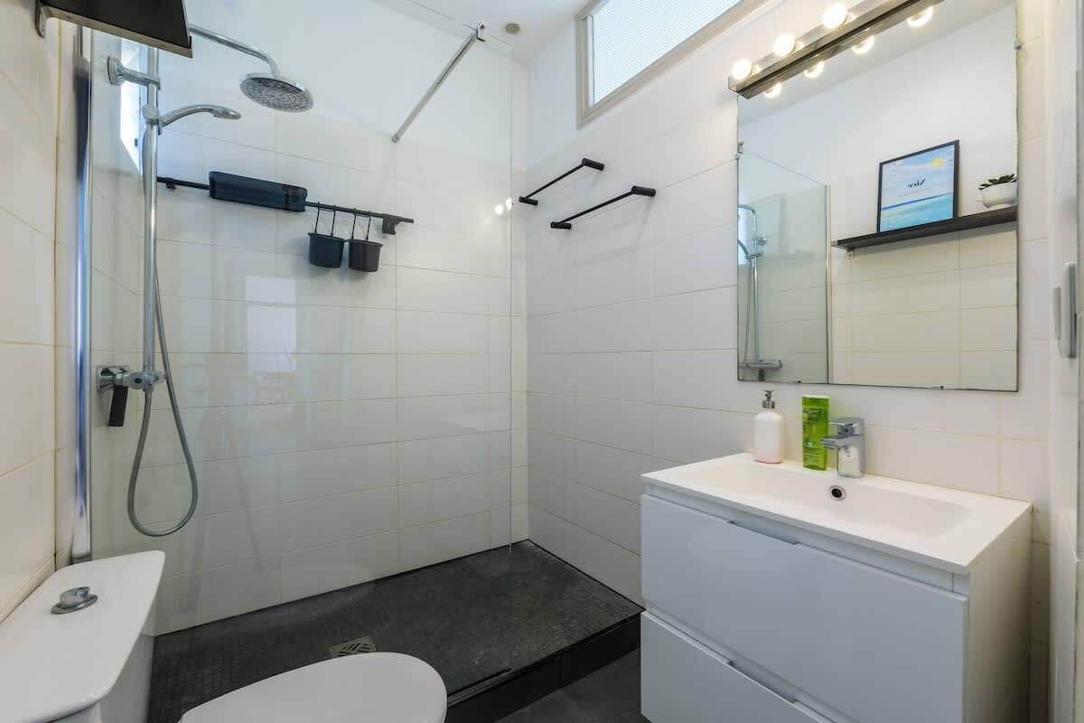 Een douche, een haardroger, handdoeken, shampoo