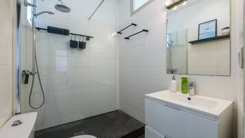 Een douche, een haardroger, handdoeken, shampoo