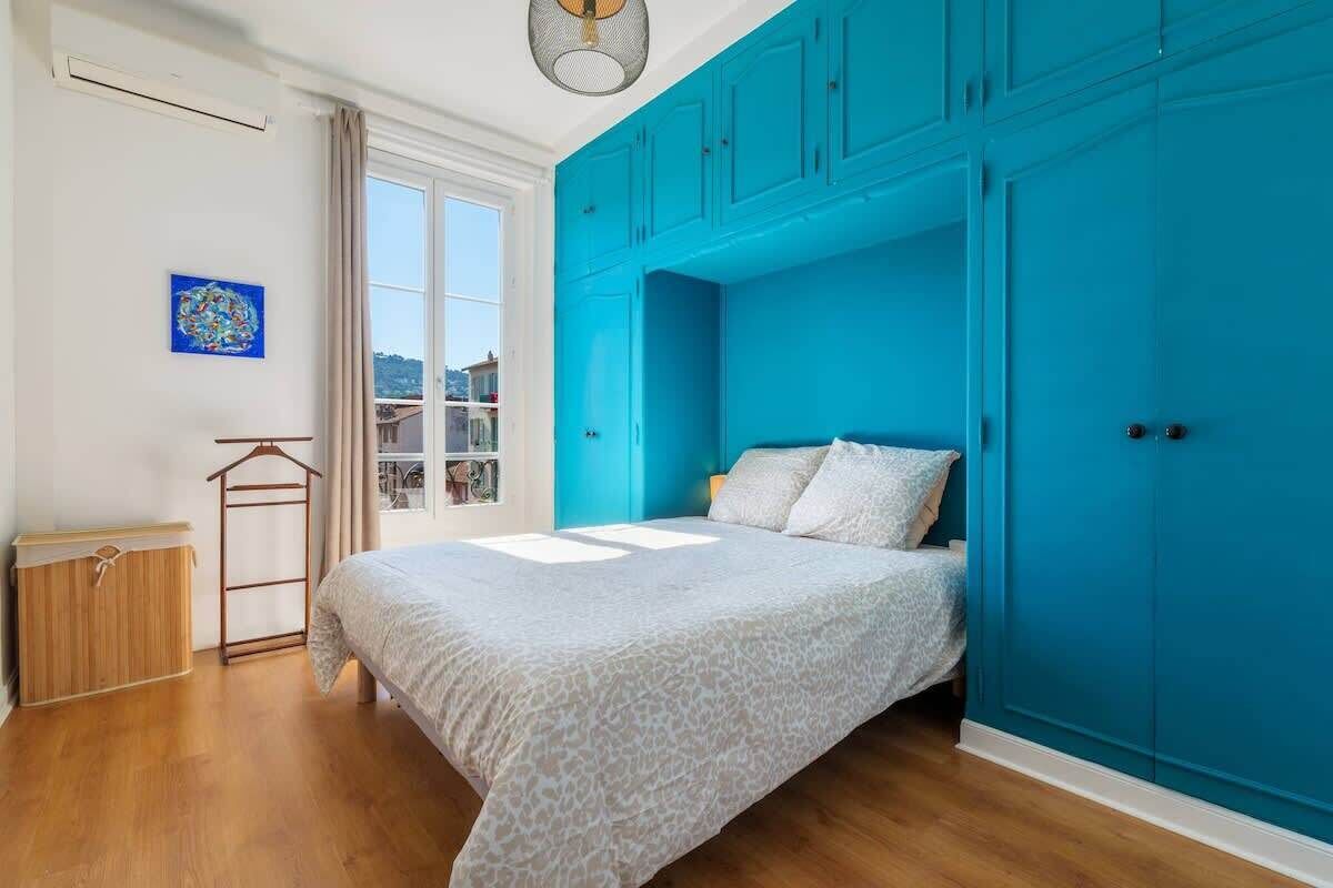 2 slaapkamers, een bureau, een strijkplank/strijkijzer, gratis wifi