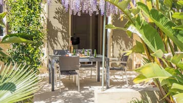 Appartement Confort, vue jardin | Coffres-forts dans les chambres, décoration personnalisée