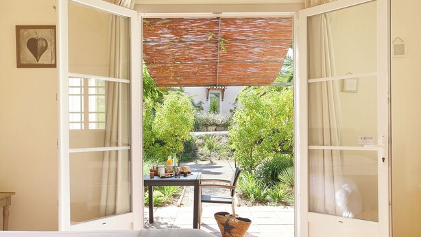 Ein Schlafzimmer mit Blick auf einen Garten.