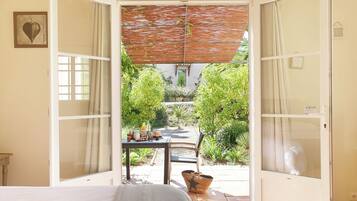 Classic Studio, Garden View | In-room safe, individually decorated, individually furnished