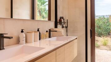 Apartamento familiar | Baño | Ducha, artículos de higiene personal gratuitos y secador de pelo