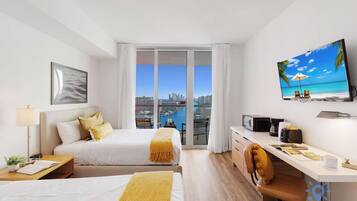 Schreibtisch, Bügeleisen/Bügelbrett, Reisekinderbett, WLAN