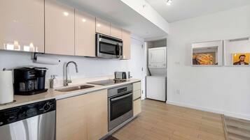 Een koelkast, een magnetron, een oven, een kookplaat