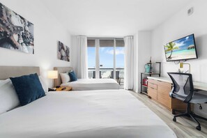 Escritorio, tabla de planchar con plancha, cuna de viaje y wifi 