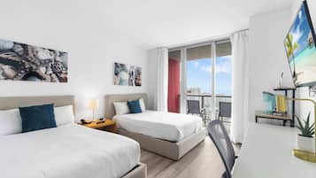 Bureau, fer et planche à repasser, lit parapluie, Wi-Fi