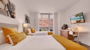 Room - Cozy Studio with Pool & Bay View Fitness Center (Hallandale Beach)