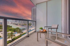 Property grounds - Studio with Pool, gym and Amenities (Hallandale Beach)