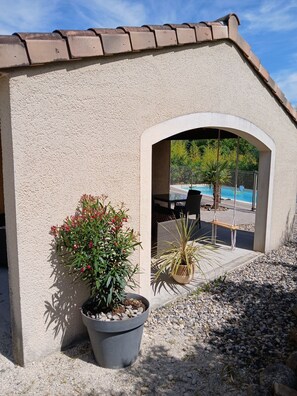 Outdoor dining - Villa Soleïa with swimming pool, at the gateway to the Ardèche Gorges (Sampzon)