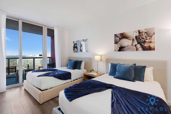 Schreibtisch, Bügeleisen/Bügelbrett, Reisekinderbett, WLAN