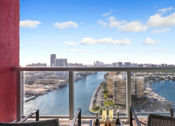 Property grounds - Near Beach! Fantastic Studio w/Balcony (Hallandale Beach)