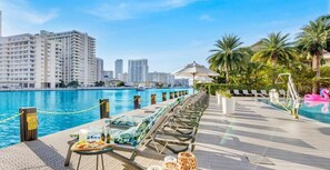 Pool - Near Beach! Fantastic Studio w/Balcony (Hallandale Beach)