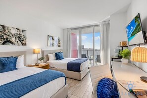 Desk, iron/ironing board, travel cot, WiFi - Near Beach! Fantastic Studio w/Balcony (Hallandale Beach)