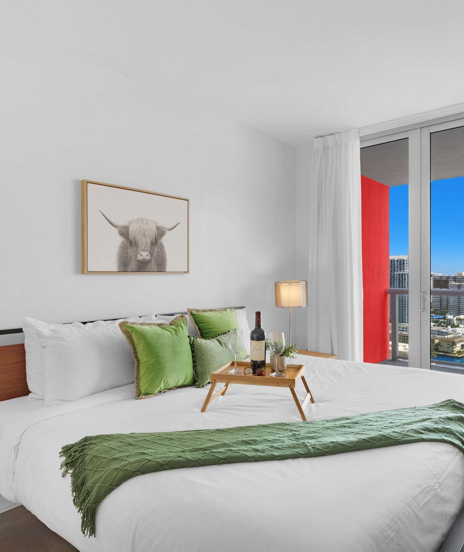 2 slaapkamers, een strijkplank/strijkijzer, reisbedje, wifi