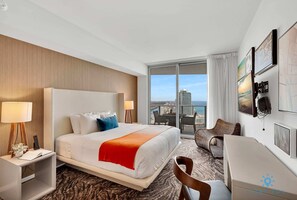 1 chambre, bureau, fer et planche à repasser, lit parapluie