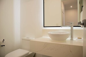 Suihku, hiustenkuivaaja, pyyhkeet