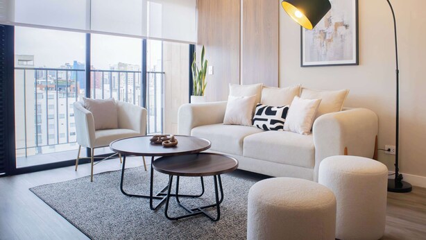 A modern living room with a sofa, two armchairs, a coffee table, and a floor lamp. - w* | Amazing 3BR w/ Balcony in Miraflores (Miraflores)