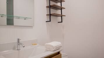 Douche, sèche-cheveux, serviettes fournies