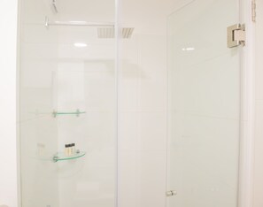 Shower, hair dryer, towels, shampoo - w* | Arandanos 1BR w/ Pool in San Isidro (San Isidro)