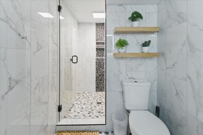 Dusche, Haartrockner, Handtücher, Shampoo