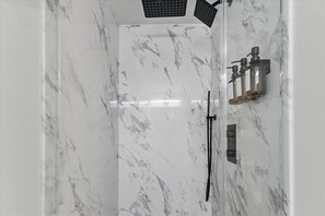 Douche, sĂšche-cheveux, serviettes fournies, shampoing