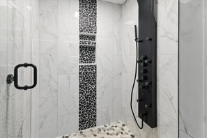 Douche, sĂšche-cheveux, serviettes fournies, shampoing