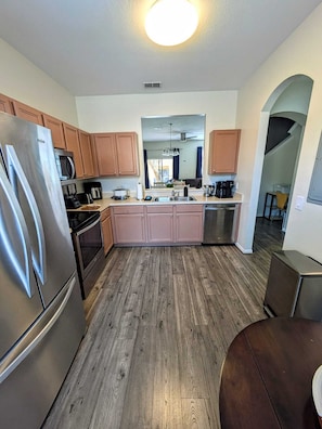 Frigorífico, microondas, horno y placa de cocina