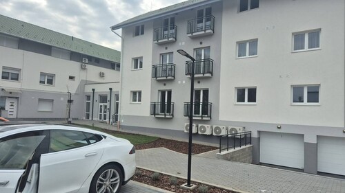 Workstay Apartment Modern Comfort With Private Parking, Near City Amenities