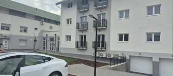 Workstay Apartment Modern Comfort With Private Parking, Near City Amenities