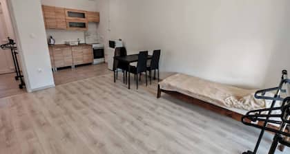 Workstay Apartment Modern Comfort With Private Parking, Near City Amenities