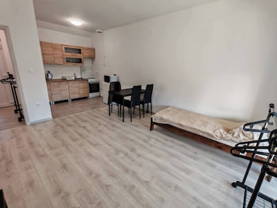 Workstay Apartment Modern Comfort With Private Parking, Near City Amenities