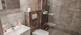 Workstay Apartment Modern Comfort With Private Parking, Near City Amenities