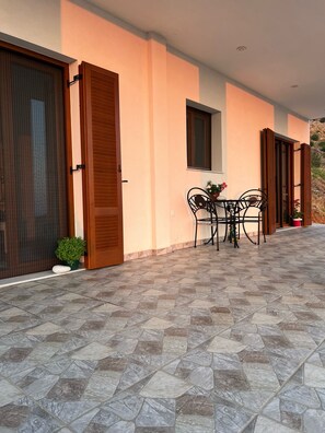 Outdoor dining - Villa Christoforos Kekakos Magical View (Neapoli Voion)