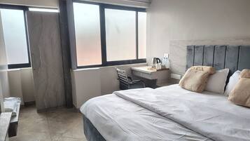 Phòng Superior | Bàn, khu vực làm việc phù hợp cho laptop