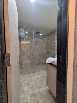 Family Room | Bathroom | Shower, free toiletries, towels, soap