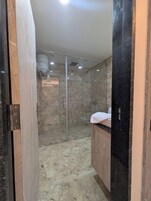 Quarto família | Banheiro | Chuveiro, produtos de toalete grátis, toalhas de banho, sabonete