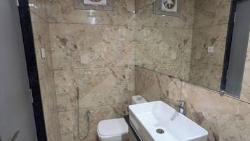 Kamar Double Deluks, pemandangan kota | Kamar mandi | Shower, perlengkapan mandi gratis, handuk, dan sabun