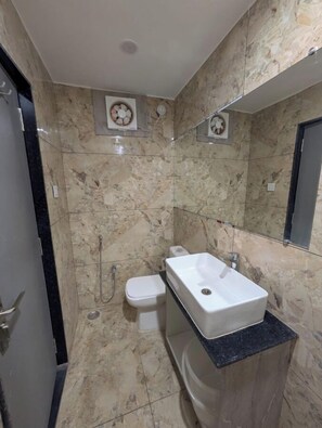 Phòng đôi Deluxe, quang cảnh thành phố | Phòng tắm | Buồng tắm vòi sen, đồ dùng nhà tắm miễn phí, khăn tắm, xà phòng