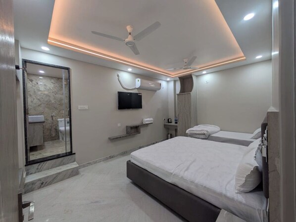 Family Room | Desk, laptop workspace, free WiFi