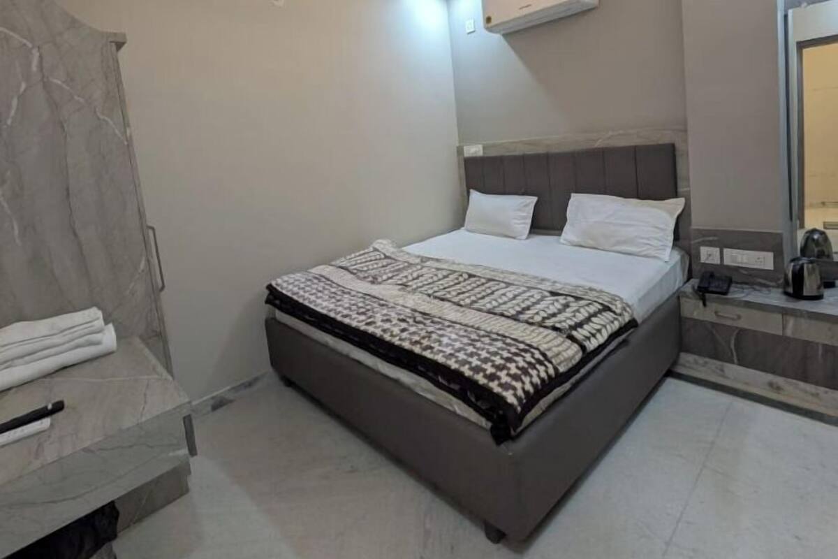 Deluxe Double Room, City View | 1 bedroom, desk, laptop workspace, free WiFi