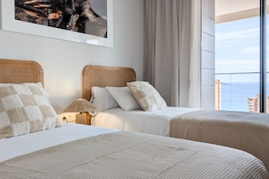 Tabla de planchar con plancha, cuna de viaje, wifi y ropa de cama 
