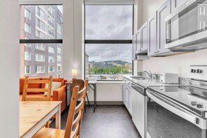 Kjøleskap, mikrobølgeovn, ovn og kokeplater