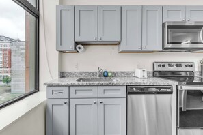 Kjøleskap, mikrobølgeovn, ovn og kokeplater