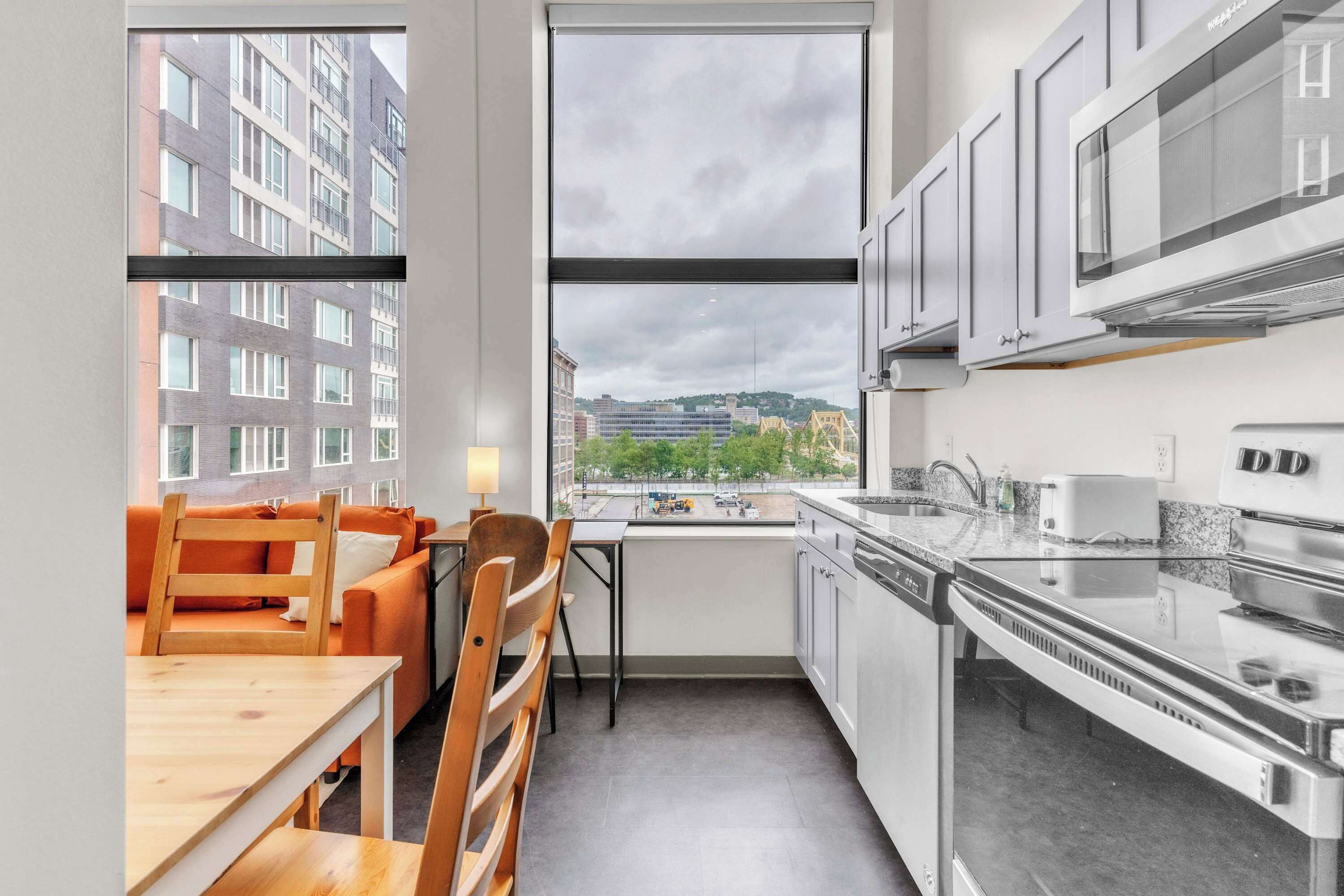 ثلاجة، ميكروويف، فرن، موقد طهي مسطح