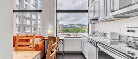 Refrigerador, microondas, horno y parrilla de estufa