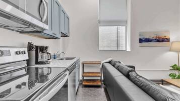 Kjøleskap, mikrobølgeovn, ovn og kokeplater