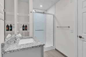 シャワー、ヘアドライヤー、タオル